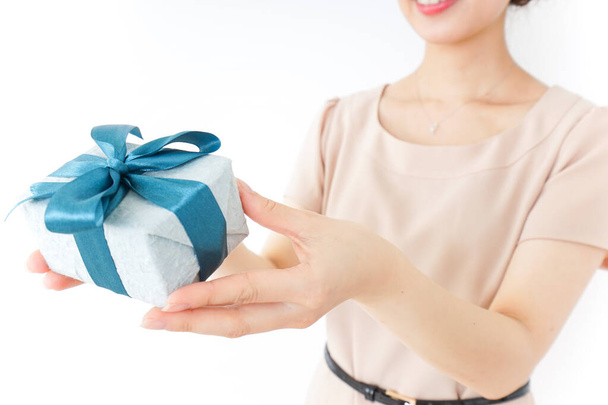 Nainen, jolla on lahjapakkaus sinisellä nauhalla - Valokuva, kuva