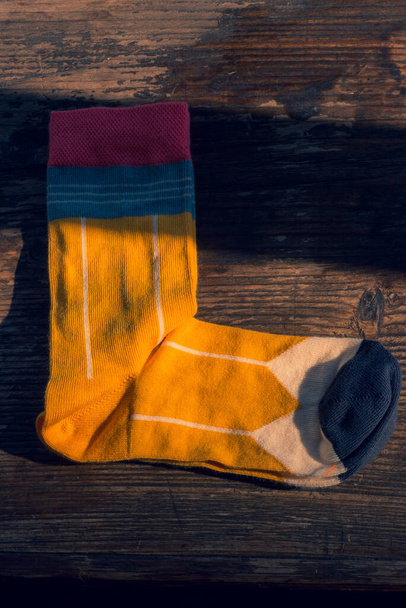 Çoraplar renkli. Bir çift çorap. Ahşap arka planda. Hey Lesia., - Fotoğraf, Görsel