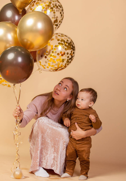 сім'я, мама, тато, я, повітряні кулі, фотосесія молодої сім'ї з дітьми з нагоди дня народження дитини
 - Фото, зображення