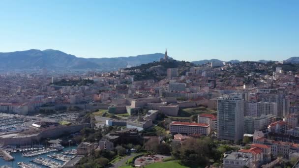 Letecký návrat nad přístavem Marseille Vieux, bazilika Notre dame de la Garde - Záběry, video