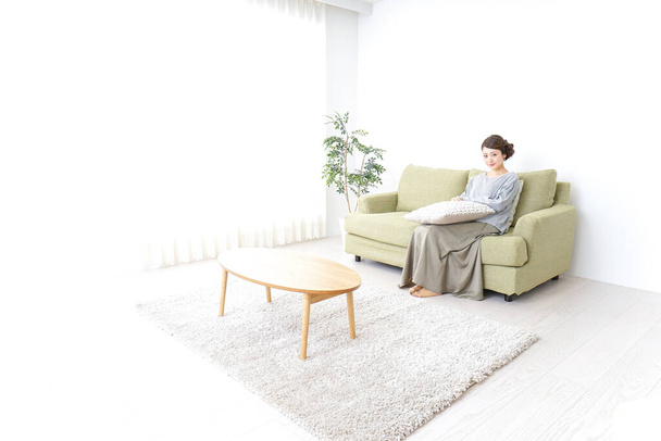 femme célibataire détendue à la maison sur canapé - Photo, image