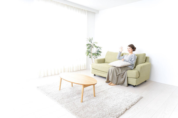 svobodná žena uvolněná doma na pohovce - Fotografie, Obrázek
