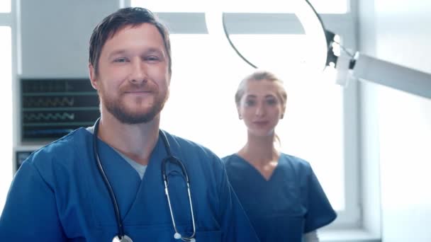Professionele artsen werkzaam in de spoedeisende geneeskunde. Portret van de chirurg en de verpleegkundige. - Video