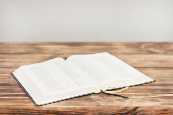 Libro abierto biblia quran sobre una mesa de madera. - Foto, Imagen