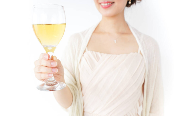 Nainen mekko viinilasin kanssa - Valokuva, kuva