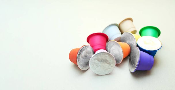 bannière de capsules de café multicolores pour la machine à café. préparation facile du café - Photo, image