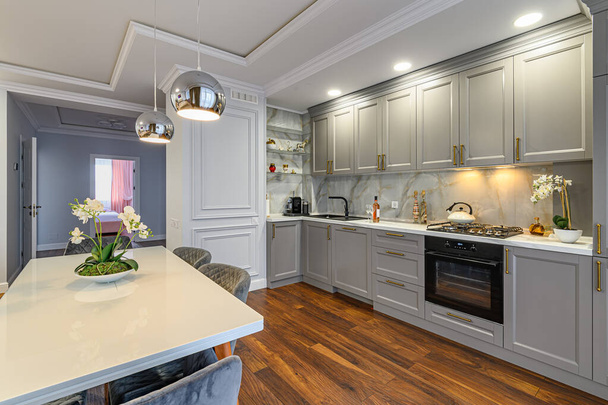 Grey and white luxury kitchen in modern style - Φωτογραφία, εικόνα