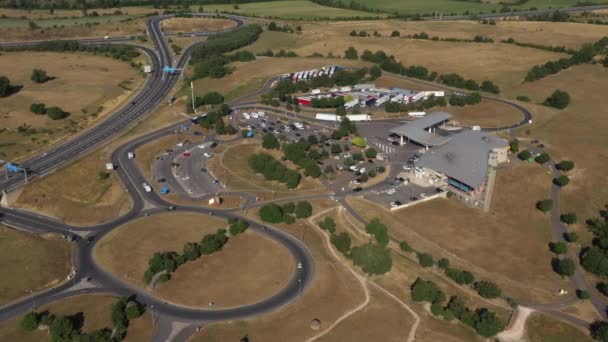Σταθμός πλήρωσης σε αυτοκινητόδρομο Γαλλία Aveyron Aerial shot - Πλάνα, βίντεο