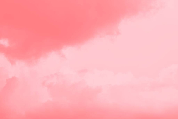 Absztrakt pasztell rózsaszín korall szín ég háttér elmosódott felhők - Fotó, kép