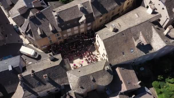 Pouliční představení letecké záběry kolem Marvejols Porte du Therond Francie - Záběry, video