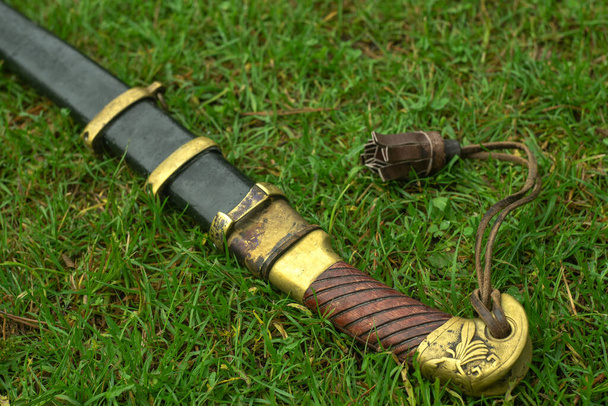 Rosyjski miecz w pochwie na zielonej trawie - Zdjęcie, obraz