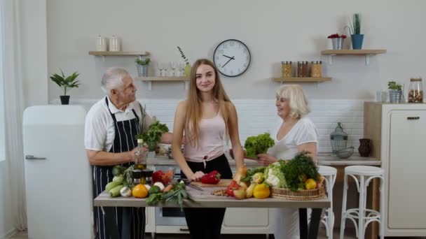 高齢の祖父母と孫の女の子は、生の野菜料理をお勧めします。栄養食 - 映像、動画