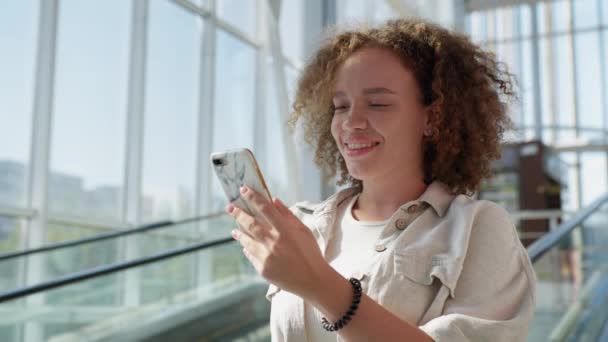Mädchen benutzt Handy bei Sturz von Rolltreppe - Filmmaterial, Video