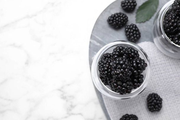 Fresh ripe blackberries on white marble table, flat lay. Space for text - Φωτογραφία, εικόνα