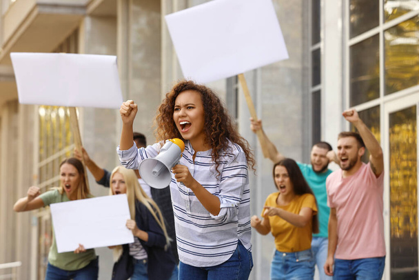 Emozionale afroamericana giovane donna con megafono a protesta all'aperto - Foto, immagini