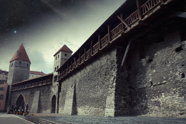 średniowieczne miasto pod gwiazdami. elementy tego obrazu, umeblowane  - Zdjęcie, obraz