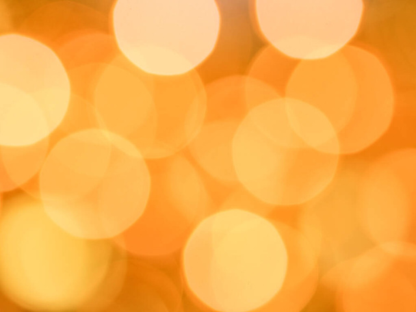 Goldener abstrakter Hintergrund mit großen Bokeh-Lichtern, Nahaufnahme. - Foto, Bild