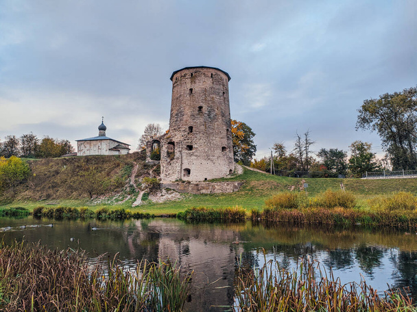 Pskov is a city in northwestern Russia and the administrative center of Pskov Oblast, located about 20 kilometers east from the Estonian border, on the Velikaya River.  - Φωτογραφία, εικόνα