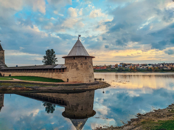 Pskov is a city in northwestern Russia and the administrative center of Pskov Oblast, located about 20 kilometers east from the Estonian border, on the Velikaya River.  - Foto, Imagen