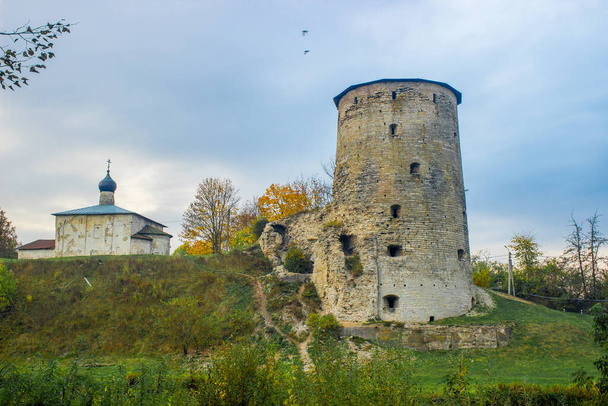 Pskov is a city in northwestern Russia and the administrative center of Pskov Oblast, located about 20 kilometers east from the Estonian border, on the Velikaya River.  - Foto, afbeelding