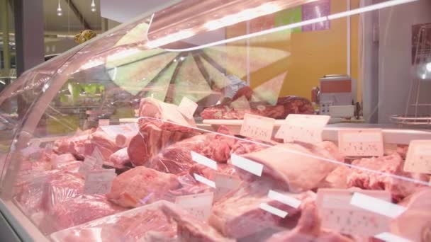 Teurastamo esittelee tuoretta lihaa markkinoilla Montpellier France - Materiaali, video