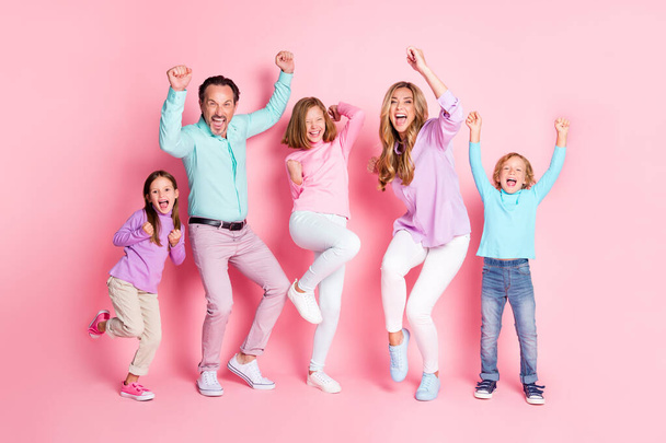 Full length photo ecstatic dad mom and three little preteen kids enjoy rejoice win family game raise fists scream wear casual style clothes isolated pastel color background - Valokuva, kuva