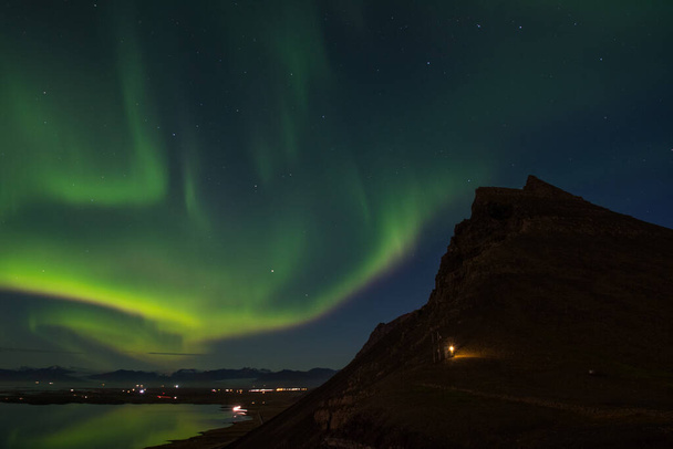 Aurora boreal en el cielo por encima de Hornafjordur en el sur de Islandia - Foto, imagen