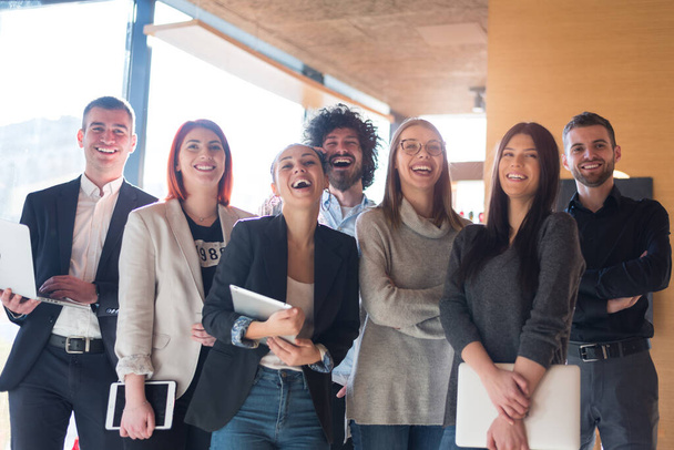 A sikeres kreatív üzleti csapat portréja, ahogy a kamerába néznek és mosolyognak. Különböző üzletemberek állnak össze startup. - Fotó, kép