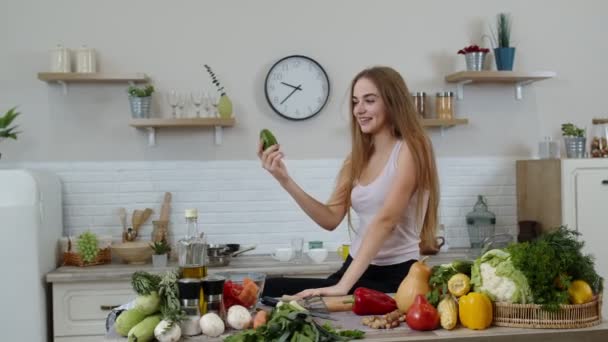 Menina recomendando comer alimentos vegetais crus. Mostrando abacate nas mãos. Perda de peso e conceito de dieta - Filmagem, Vídeo