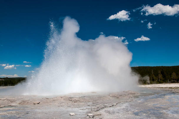 Les Geysers actifs et les piscines géothermiques du parc national Yellowstone. Yellowstone a été le premier parc national du monde. La caldeira est considérée comme un volcan actif. La moitié des caractéristiques géothermiques du monde se trouvent à Yellowstone, alimentée par ce volcanisme..  - Photo, image
