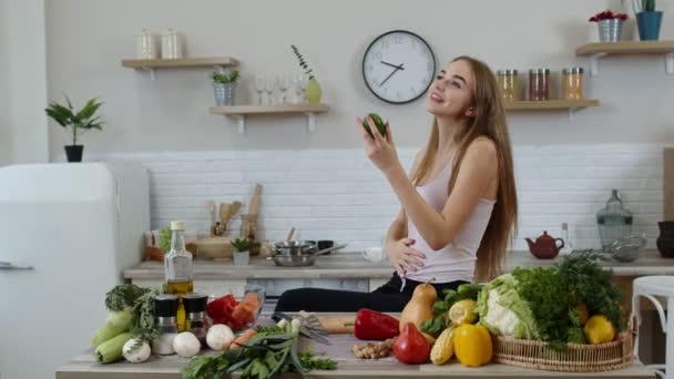 Menina recomendando comer alimentos vegetais crus. Mostrando abacate nas mãos. Perda de peso e conceito de dieta - Filmagem, Vídeo