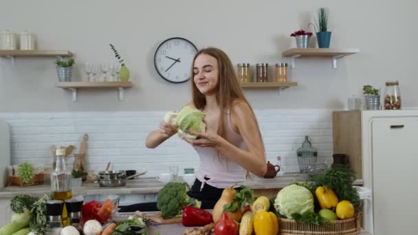 Dívka, která doporučuje jíst syrové zeleninové jídlo. Ukazují květák v rukou. Hubnutí, dietní koncept - Záběry, video