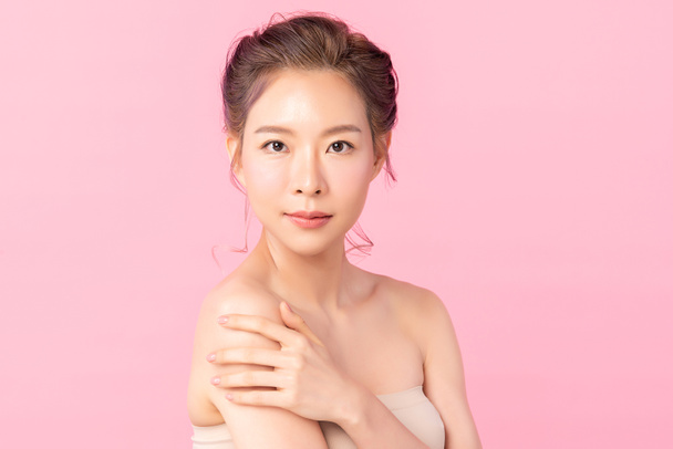 ピンクの背景にきれいな新鮮な肌を持つ美しい若いアジアの女性,顔のケア,顔の治療,美容とスパ,アジアの女性の肖像画 - 写真・画像