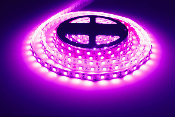 tira led rollo de luz púrpura - Foto, imagen