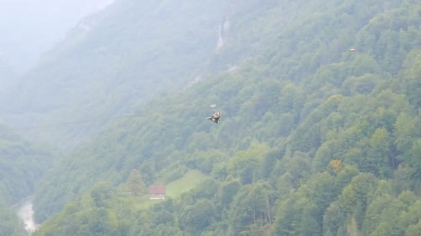 Beau paysage de l'un des plus grands canyons du monde, près de la rivière Tara et le pont Djerdjevic, tyrolienne tourisme actif, les touristes se reposent en vacances - Séquence, vidéo