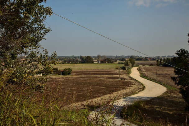 Гравийная дорога в сельской местности осенью в полдень - Фото, изображение
