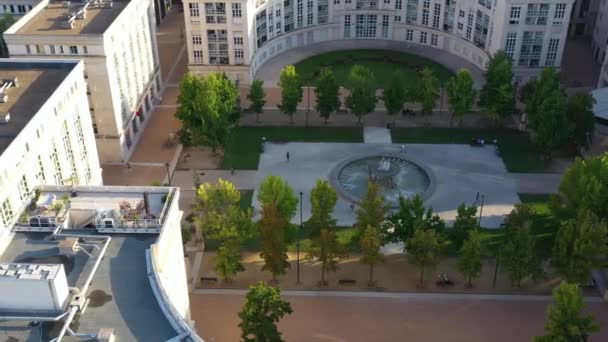 Antigone Montpellier Piazza della Tessaglia con fontana d'acqua in un parco con alberi - Filmati, video
