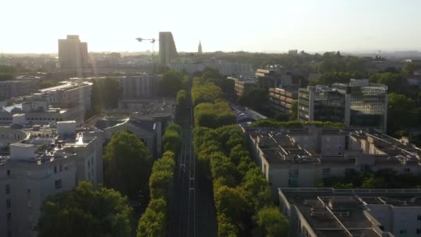 d 'Antigone Montpellier Bulvarı tramvay yolu ve ağaçlar üzerindeki hava manzarası - Video, Çekim