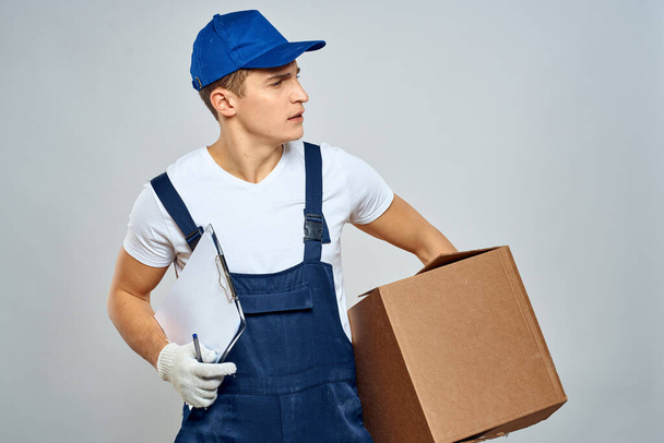 Homem trabalhador com caixa em mãos entrega serviço de carga serviço de embalagem - Foto, Imagem