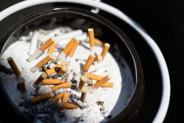 cenicero en la mesa, cigarrillo, no fumes - Foto, imagen
