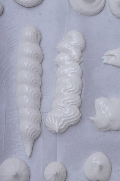 zucht of zelfgemaakte meringue, een zoet gemaakt van eiwit en suiker - Foto, afbeelding