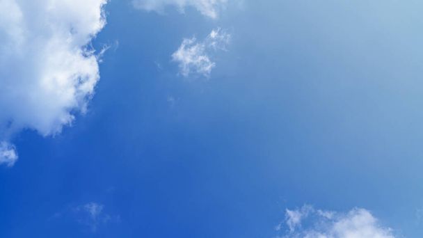 Kopya alanı olan beyaz bulut ve mavi gökyüzü arkaplanı - Fotoğraf, Görsel