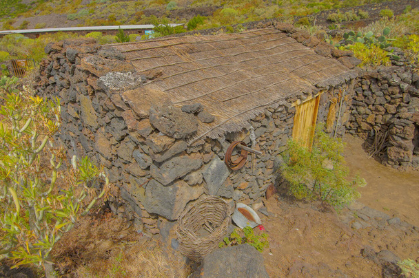 Εξωτερικά των εγκαταλελειμμένων πέτρινων σπιτιών σε ένα μεσαιωνικό χωριό El Hierro Island Ισπανία - Φωτογραφία, εικόνα