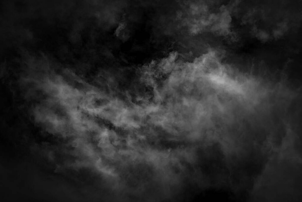 nube blanca y fondo texturizado cielo negro - Foto, Imagen