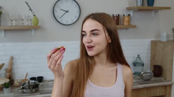 Vegane Mädchen essen saftige Äpfel. Mädchen messen mit Klebeband ihre schlanke Taille und prahlen - Filmmaterial, Video