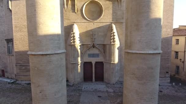 Cathédrale Saint-Pierre de Montpellier descendant par drone. Tôt le matin vue aérienne gros plan. - Séquence, vidéo