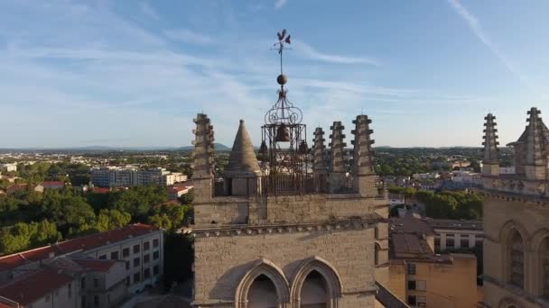 Drone volant autour du clocher de la cathédrale de Montpellier. Petit matin France. - Séquence, vidéo