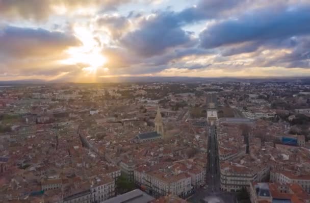 Hyperlapse luchtfoto Montpellier bij zonsondergang met bewolking - Video