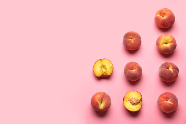 Zoete perziken op kleur achtergrond - Foto, afbeelding