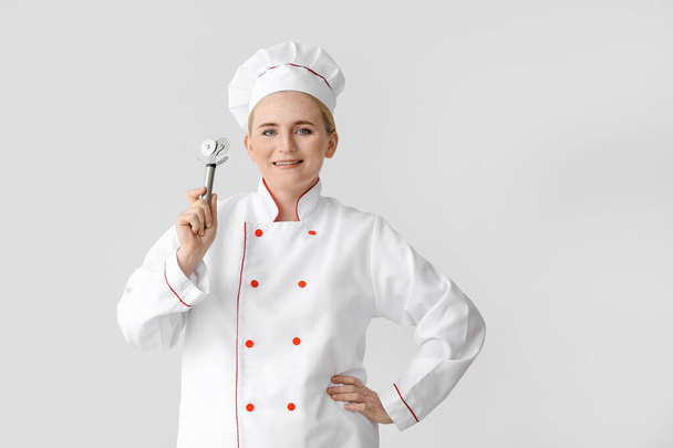 Reif weiblich chef auf grau hintergrund - Foto, Bild